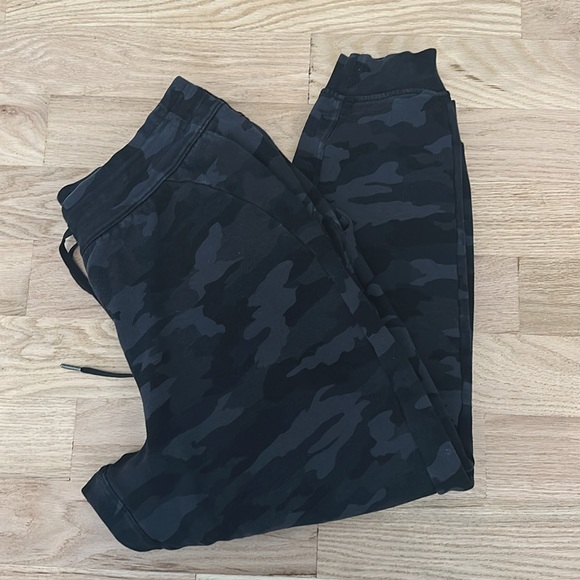 lululemon athletica Pants - Lululemon Scuba Jogger Black Camo Size 12